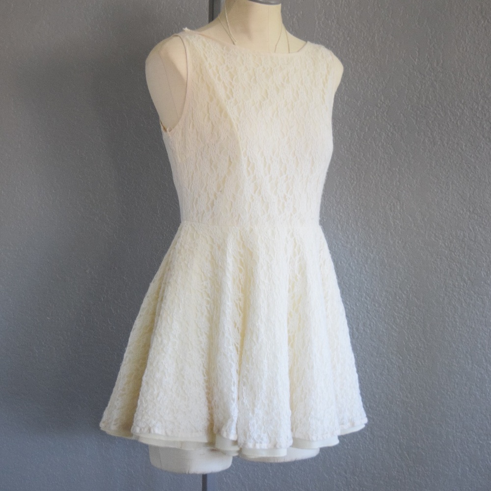 Backless lace dress